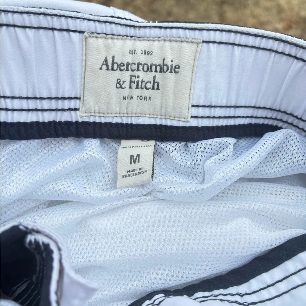 Abercrombie & fitch navy and white with a drawstring waist and cargo pockets